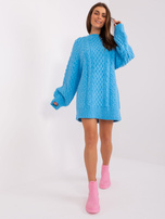 Didmeninė mėlyna megztinė su oversize kirpimu.