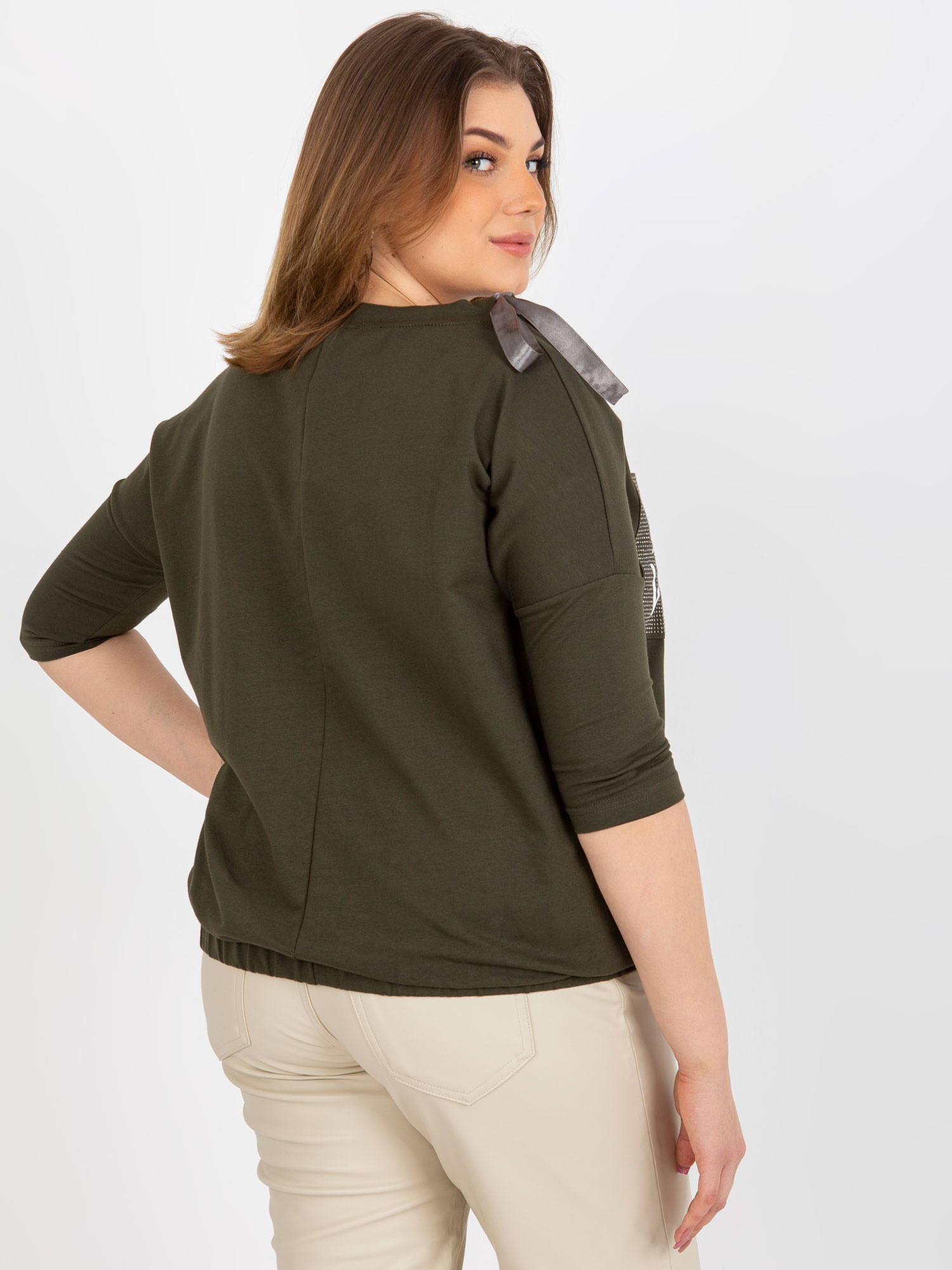 Khaki bluzka plus size z aplikacją i wiązaniem
