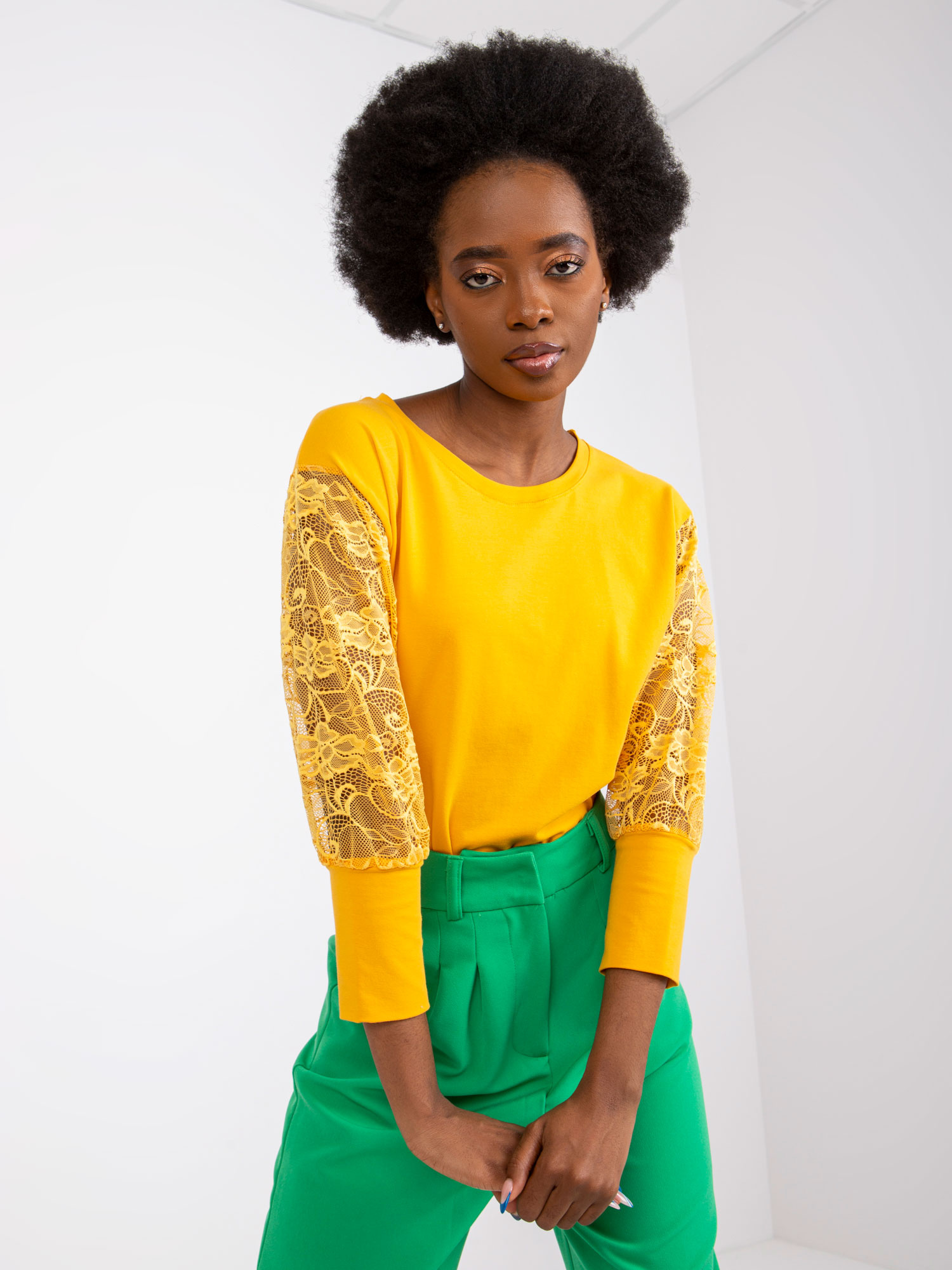 Heller orangefarbener Bluse mit Spitzenärmeln Hawana RUE PARIS.