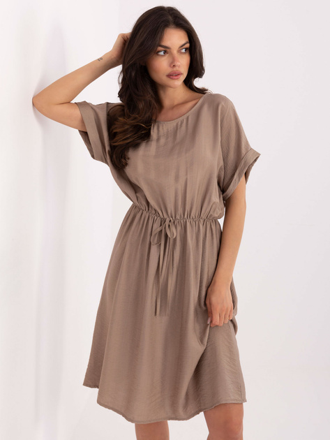 Ciemnobeżowa sukienka z krótkim rękawem