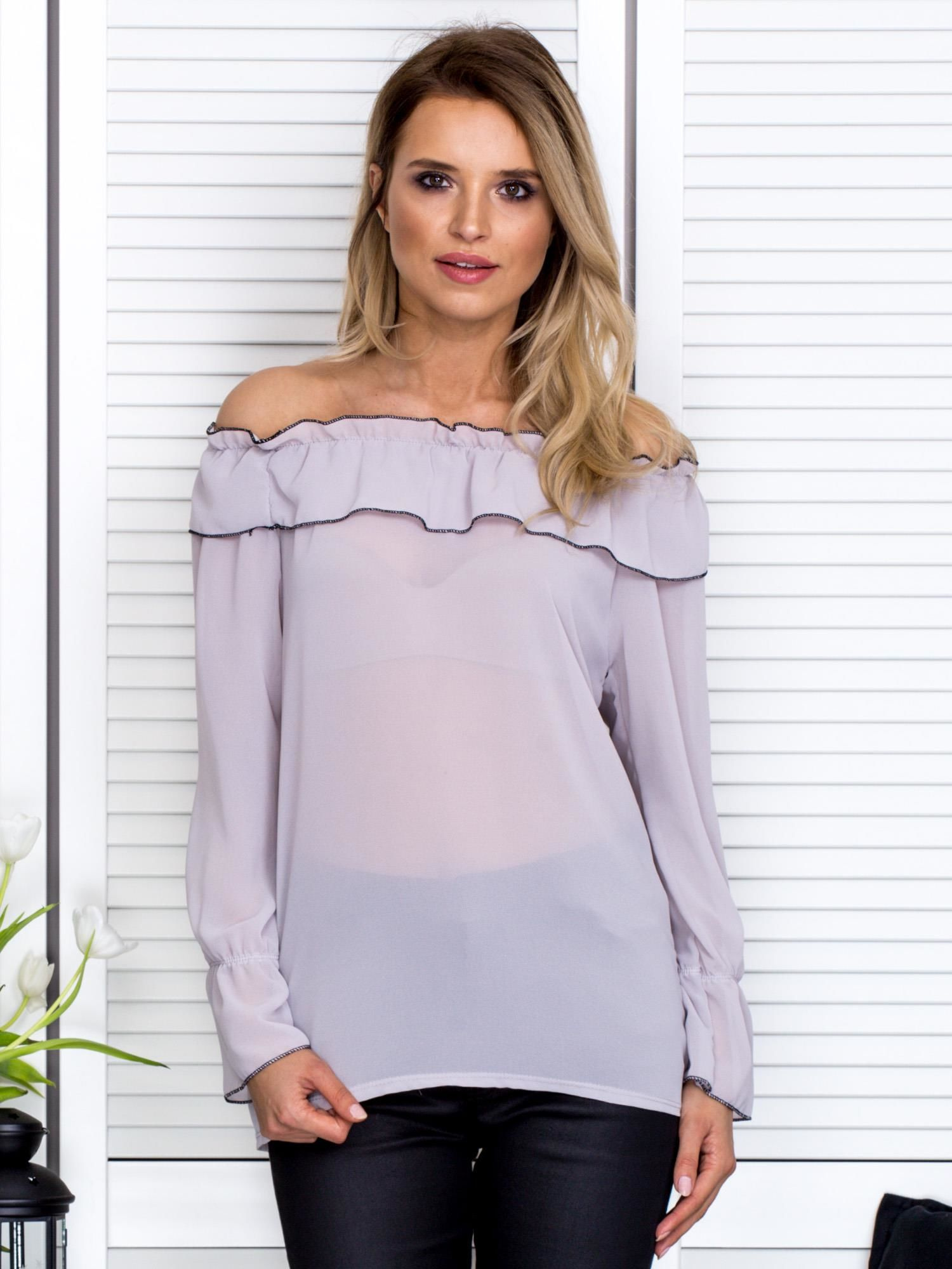 Graue Chiffonbluse im Spanierstil.