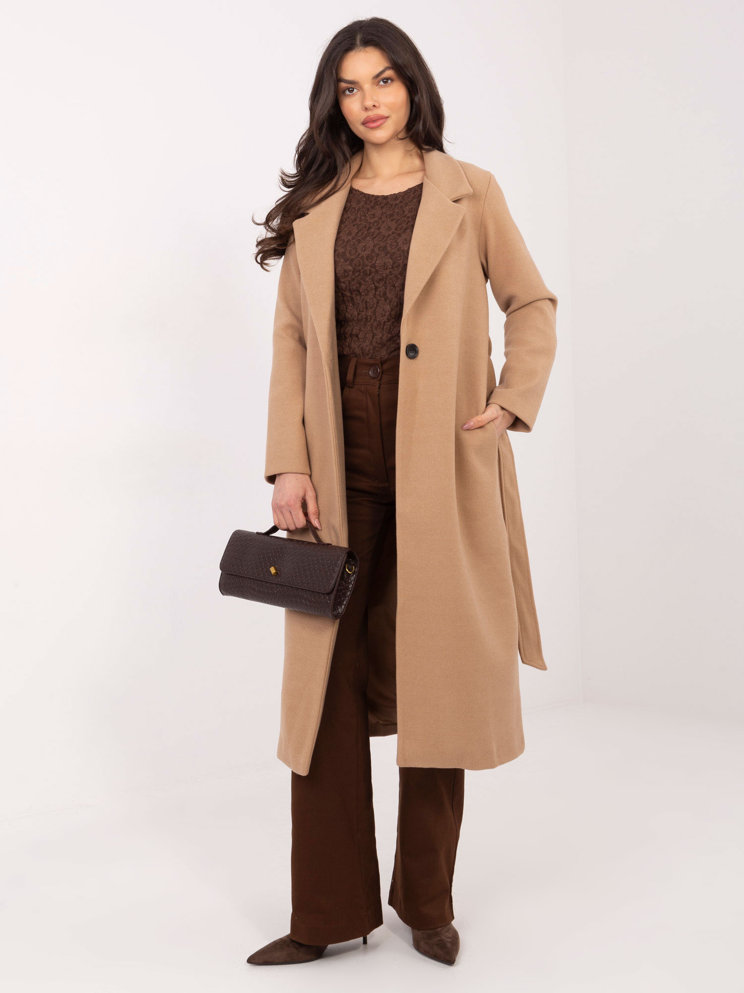 Hnědé džíny s rovnými nohavicemi.
