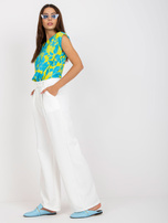 Białe szerokie spodnie garniturowe z kieszeniami