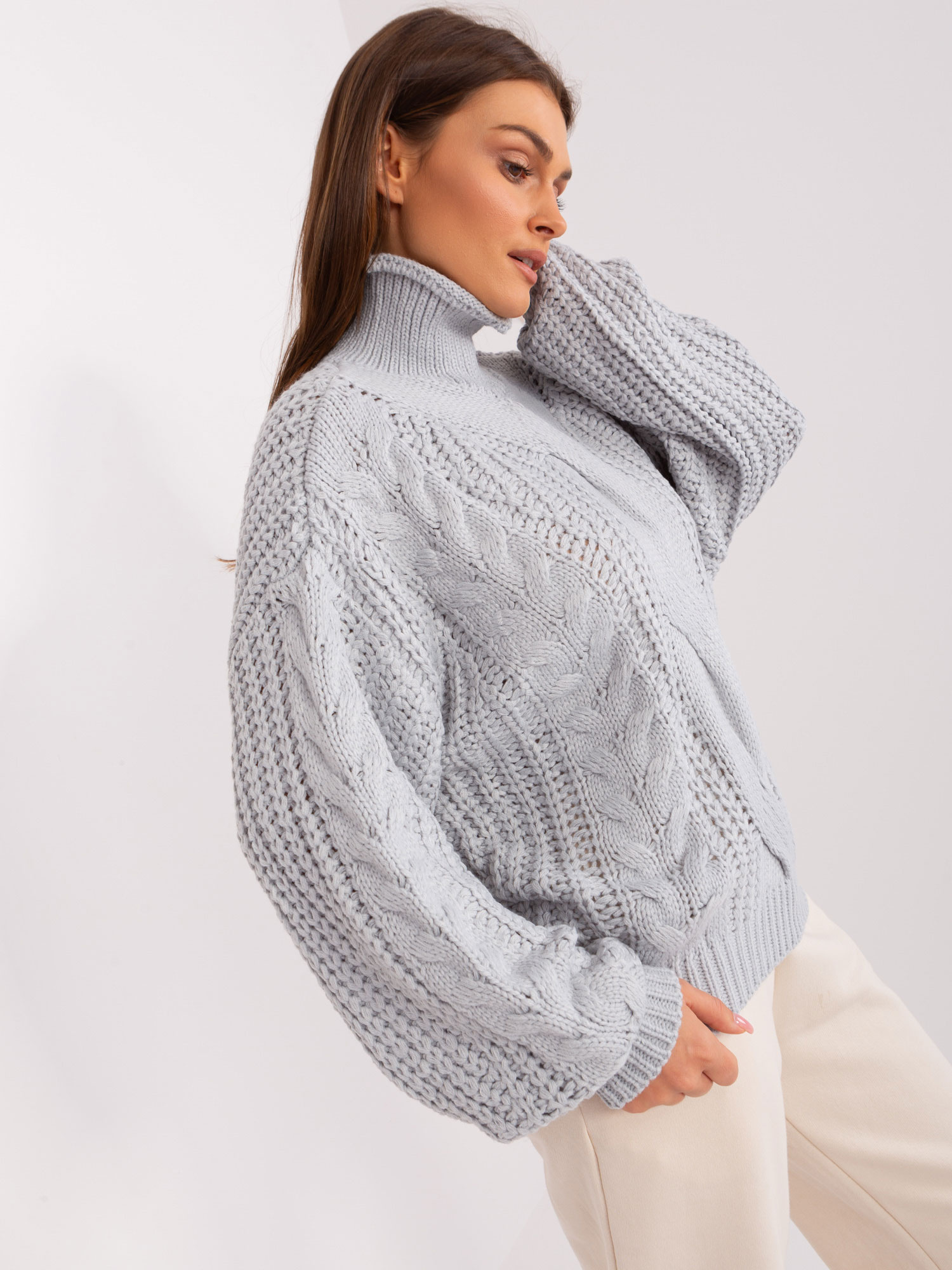 Szary damski sweter oversize z golfem