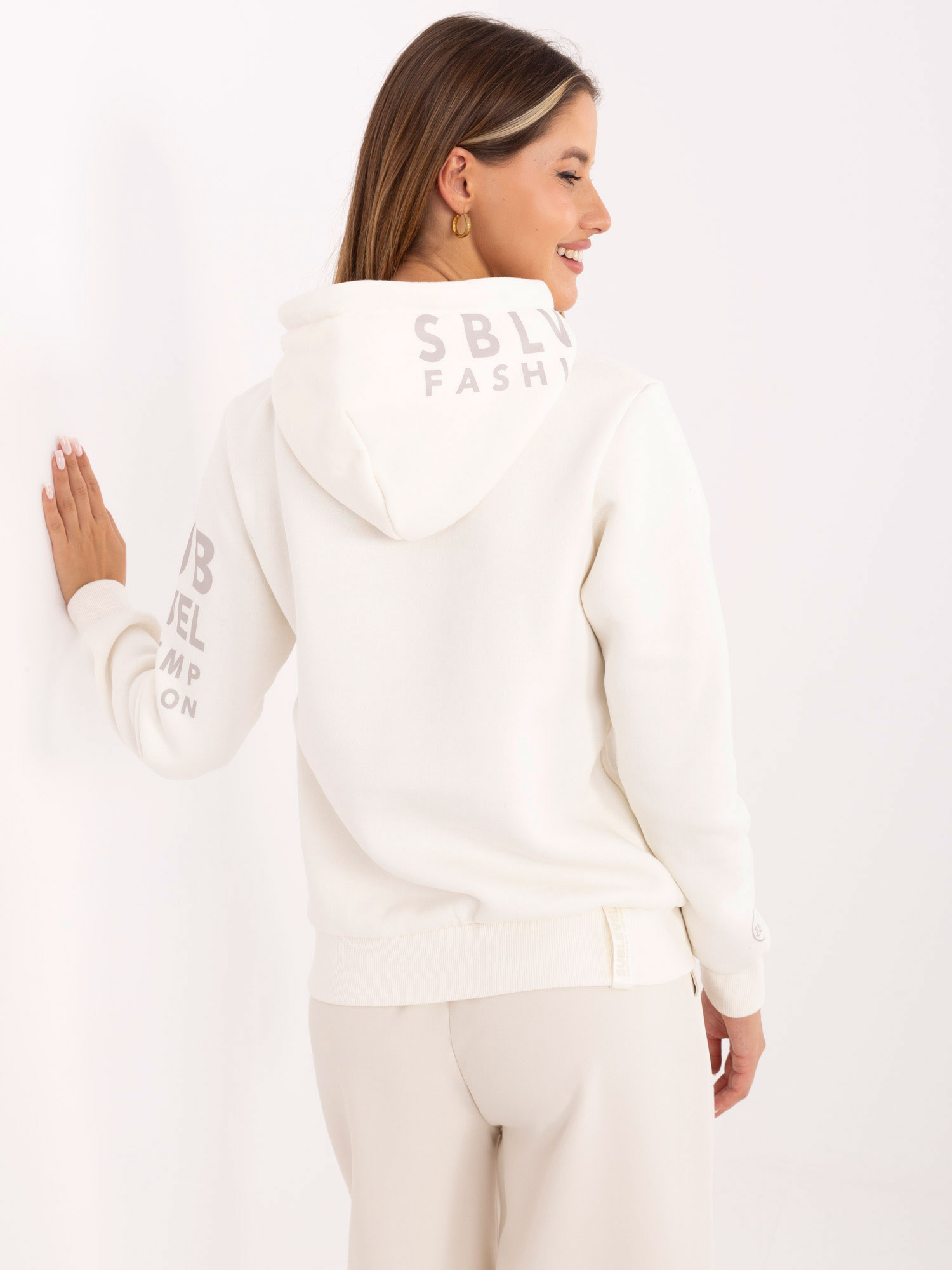 Weiße Hoodie mit SUBLEVEL-Schriftzügen.