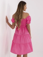 Dunkelrosa Sommerkleid mit Puffärmeln.