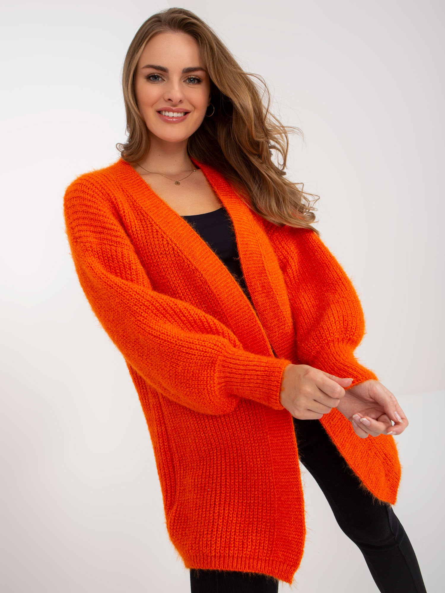 Pomarańczowy fluffy kardigan o kroju oversize OCH BELLA