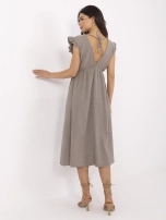 Dunkelbeige Kleid mit Taillenabtrennung unter der Brust.