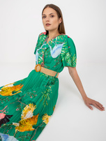 Zielona plisowana sukienka z printami i plecionym paskiem