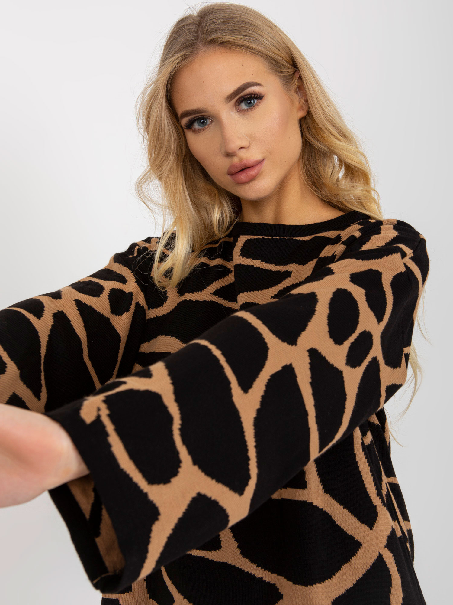 Camelowo-czarny damski sweter oversize we wzory