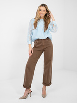 Jasnoniebieska elegancka bluzka z ozdobnym guzikiem