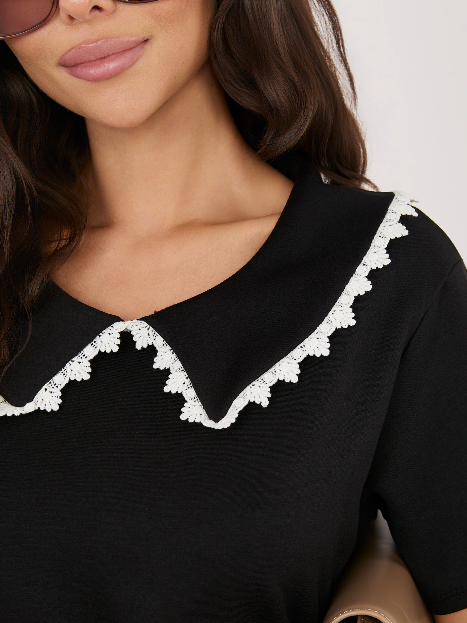 Czarna prosta sukienka z kołnierzykiem