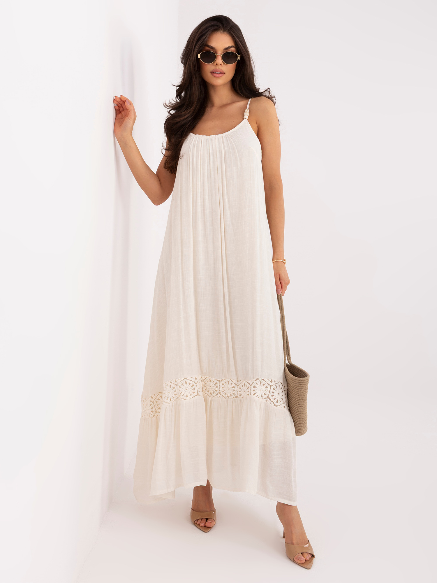 Jasnobeżowa trapezowa sukienka z ażurową wstawką 