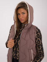 Hurtownia Brązowa kamizelka pikowana z kapturem