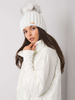 Weiße Damenwintermütze.