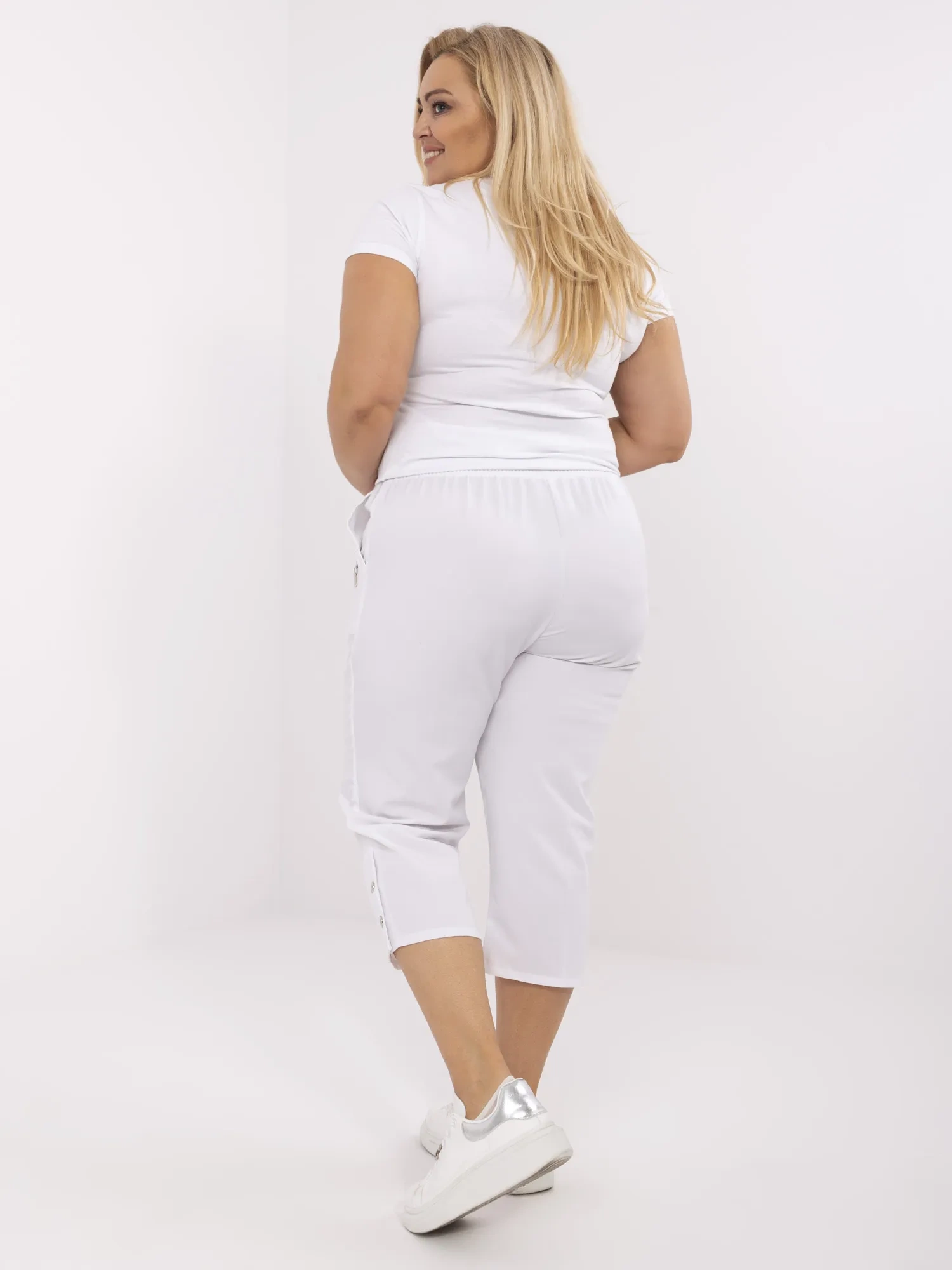 Białe spodnie 3/4 plus size z guzikami na nogawkach