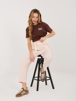 Jasnoróżowe materiałowe spodnie z prostą nogawką