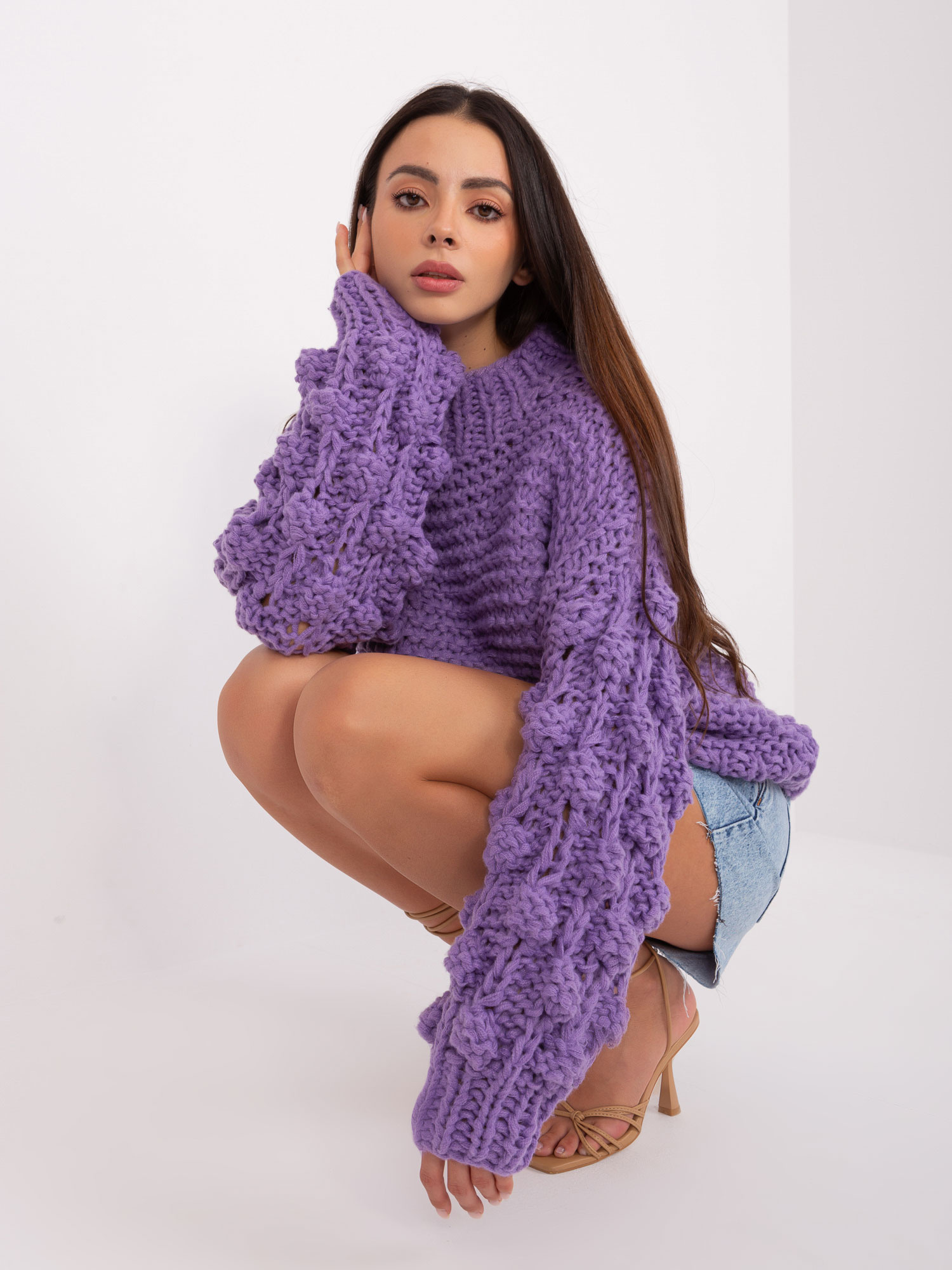 Fioletowy sweter oversize z bufiastym rękawem