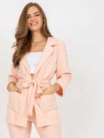 Elegante Pfirsich Komplett mit gebundenem Gürtel.
