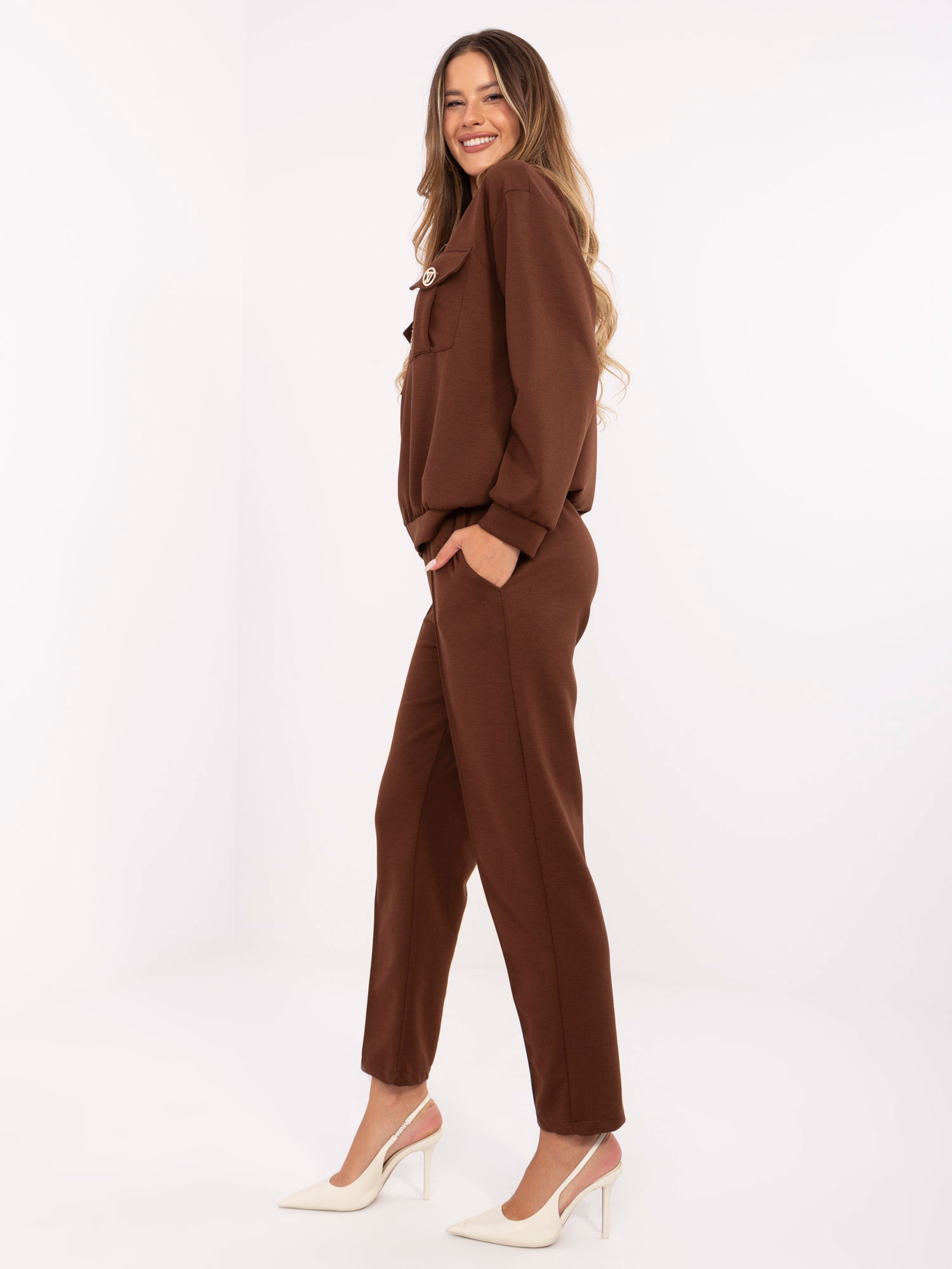 Brauner lässiger Set mit einer offenen Jacke.