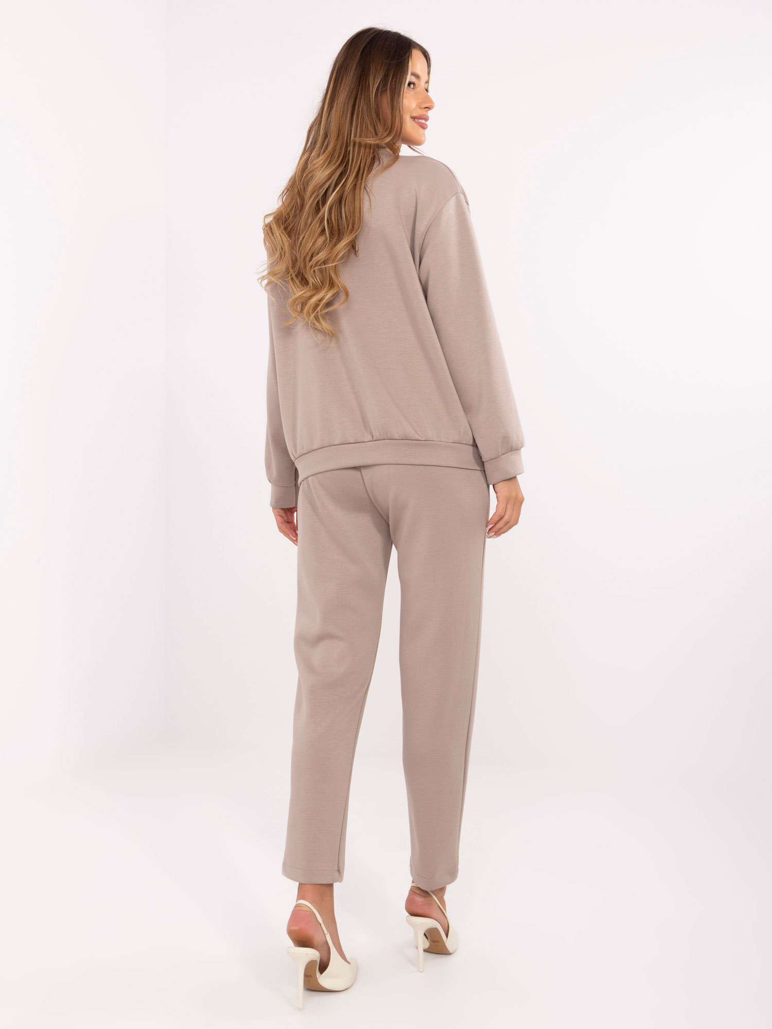 Dunkelbeige lässiges Set mit Oversize-Pullover.