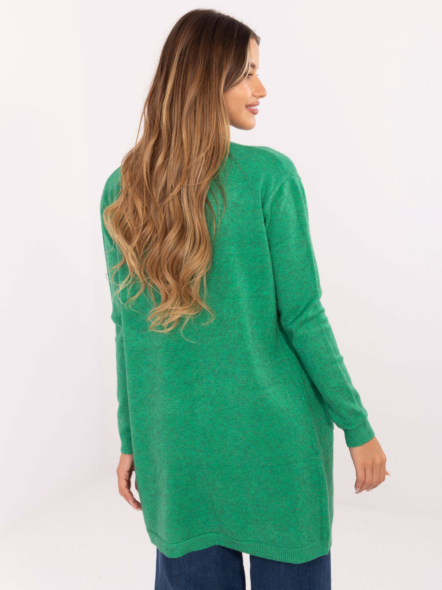 Grüner Cardigan mit langen Ärmeln.