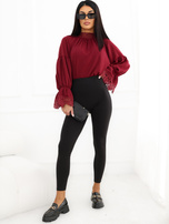 Bordeaux-farbene Bluse mit Bindung am Hals.