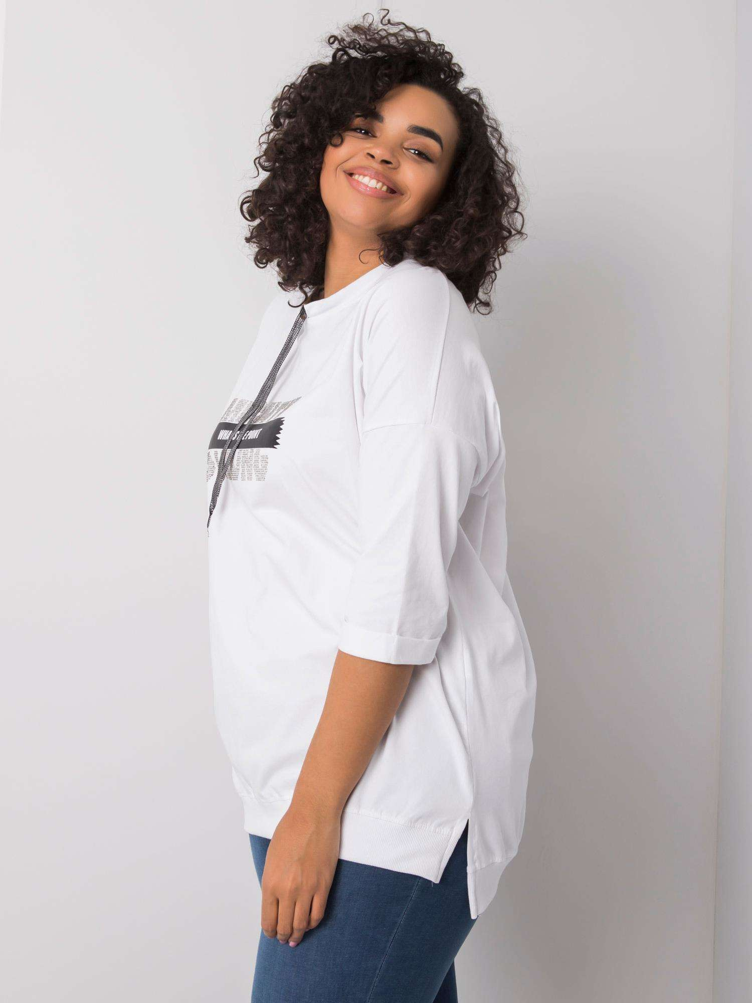Weiße Bluse mit dem Schriftzug Raissa.