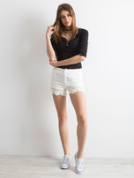 Eleganckie ecru szorty z kieszeniami