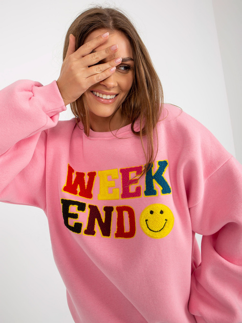 Hurtownia Różowa dresowa bluza bez kaptura z napisem