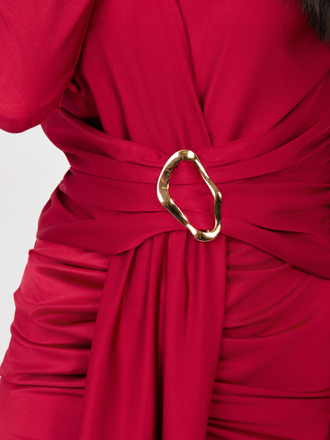 Czerwona długa sukienka z ozdobnym elementem