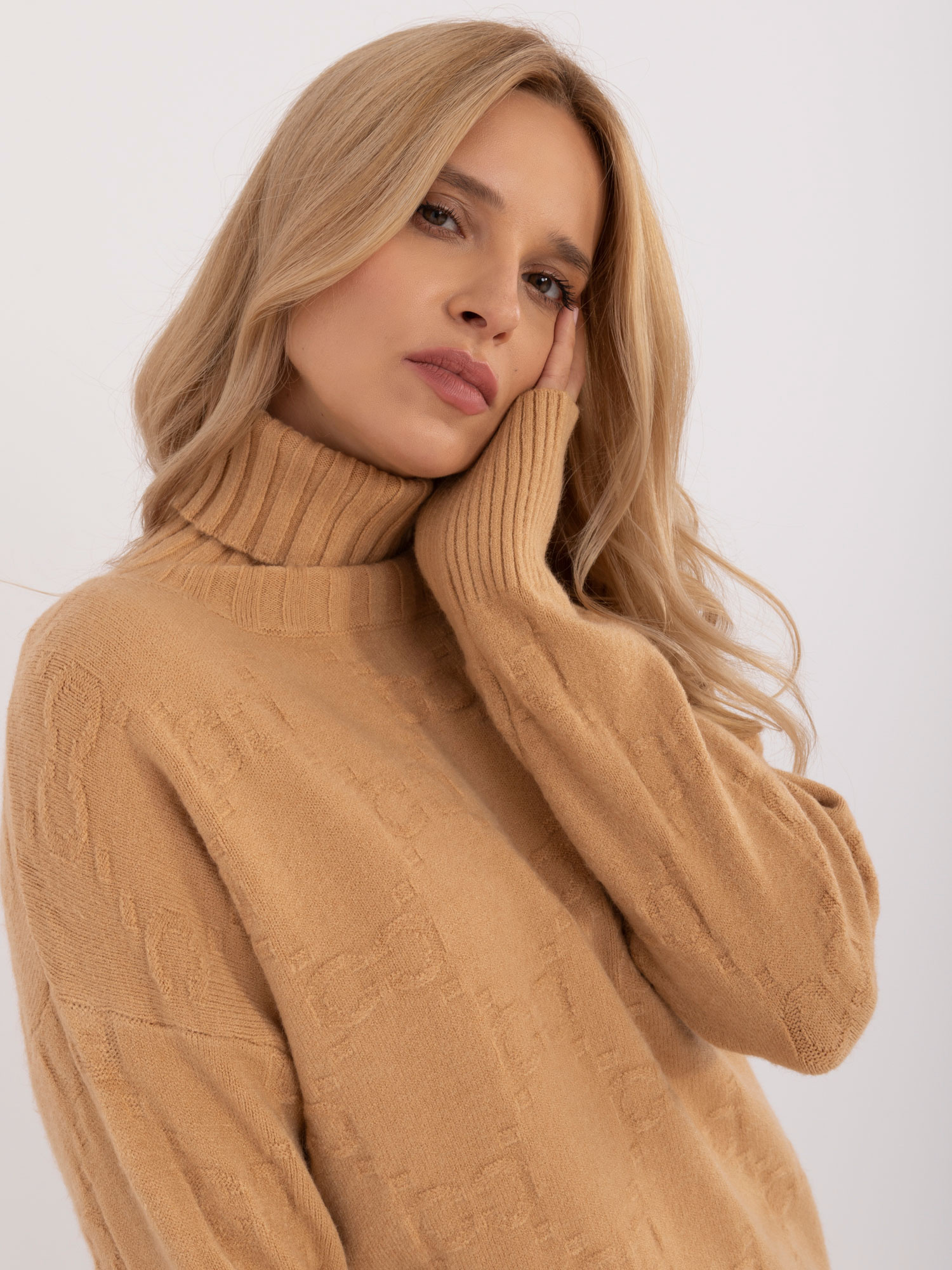 Hurt Camelowy sweter z golfem o kroju oversize