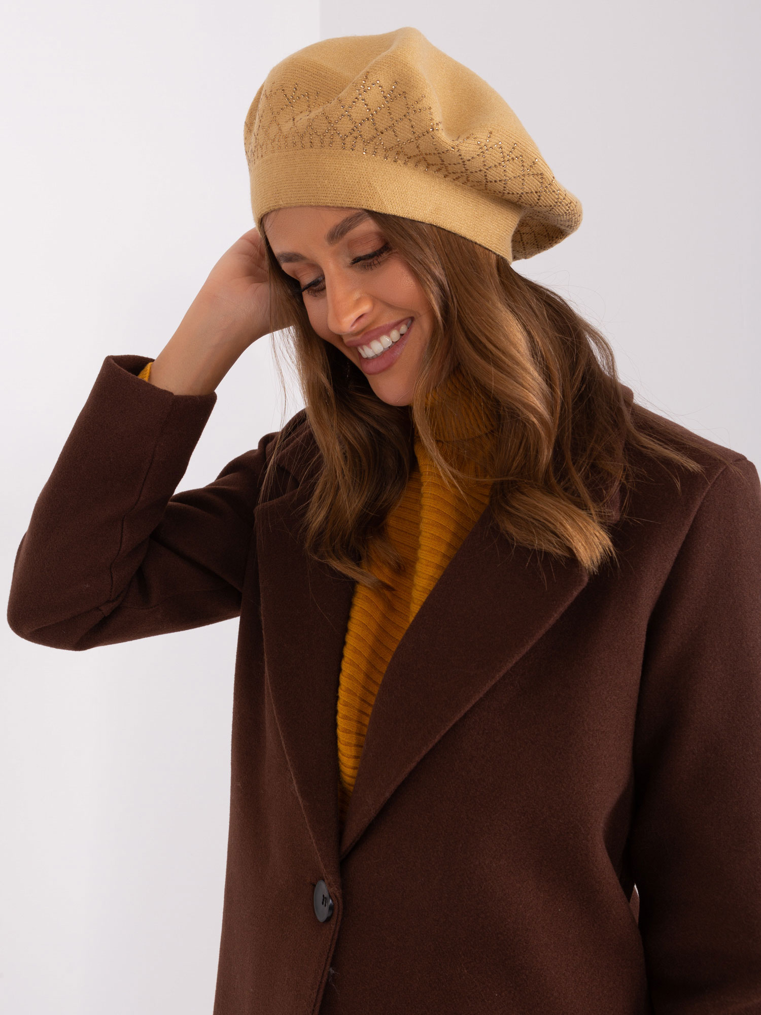 Camelowy beret damski z aplikacją