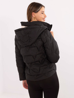 Czarna damska kurtka z odpinanym kapturem