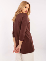 Hurt Brązowa długa bluzka damska z nadrukiem