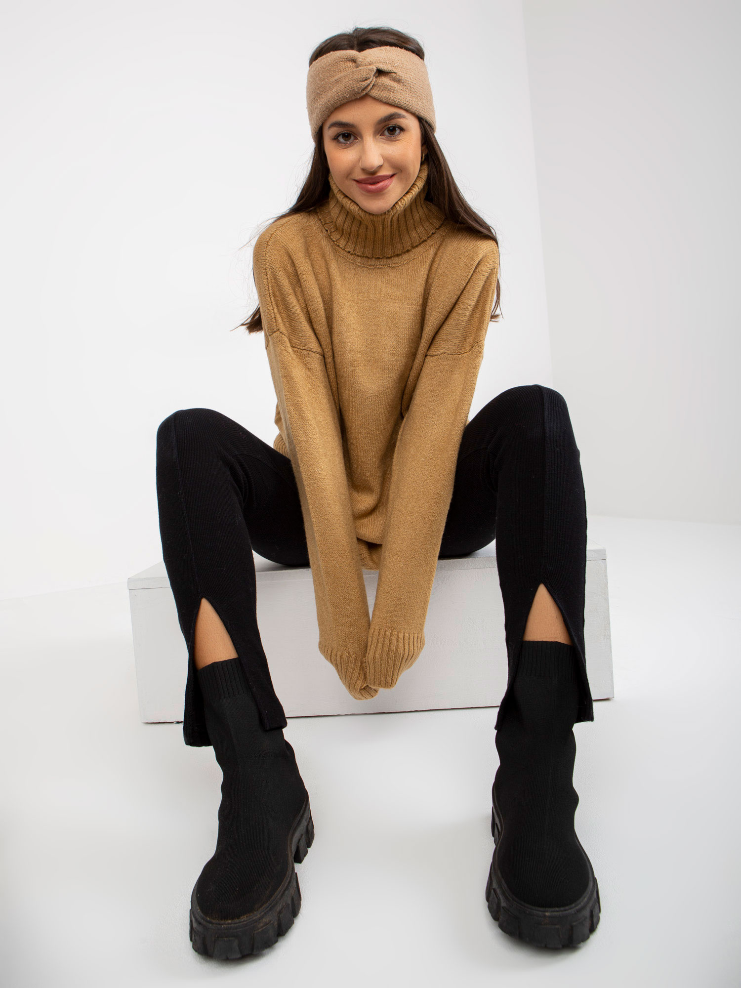 Großhandel Camelowy lockerer Pullover mit hohem Kragen RUE PARIS.