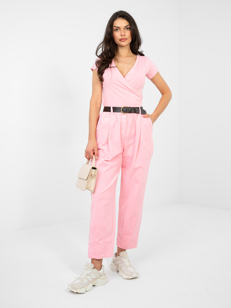 Pastelowe różowe sztruksowe spodnie carrot z zakładkami