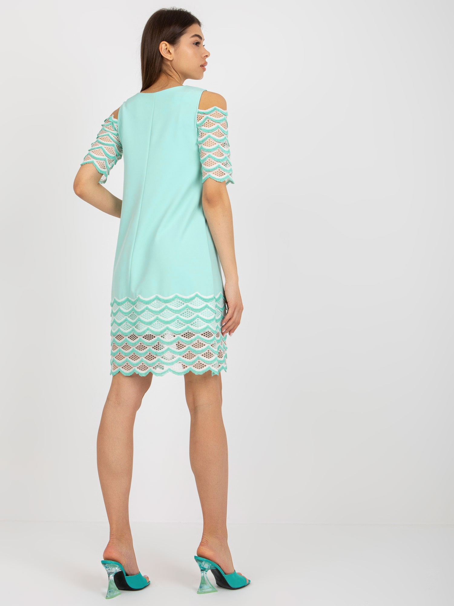 Mintfarbene Cocktailkleid mit freien Schultern.