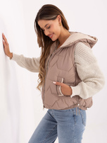 Ciemnobeżowa krótka kamizelka z kapturem