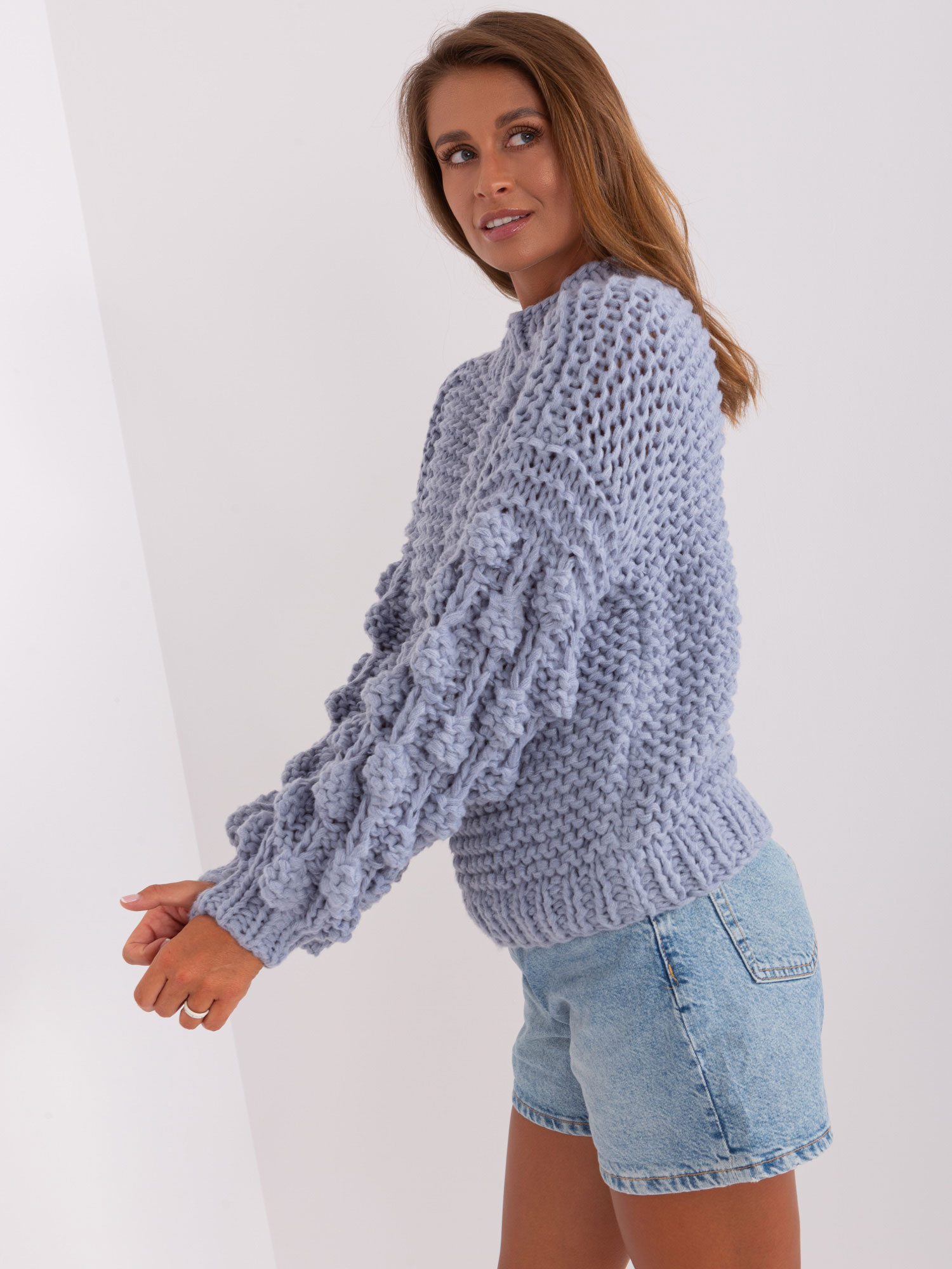 Brudnoniebieski sweter oversize z bufiastym rękawem