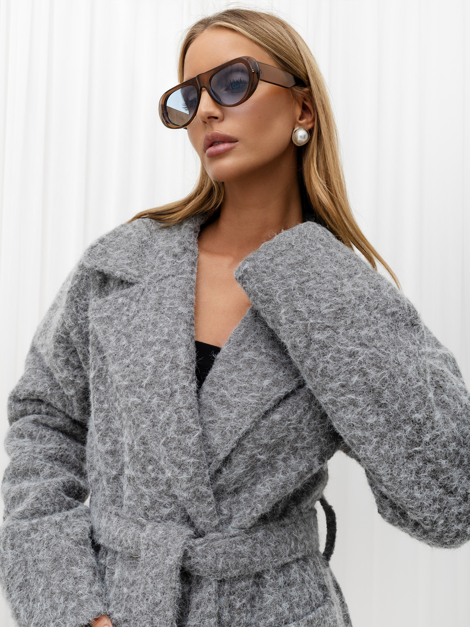 Grau zweireihiger Boucle-Mantel aus Wolle.