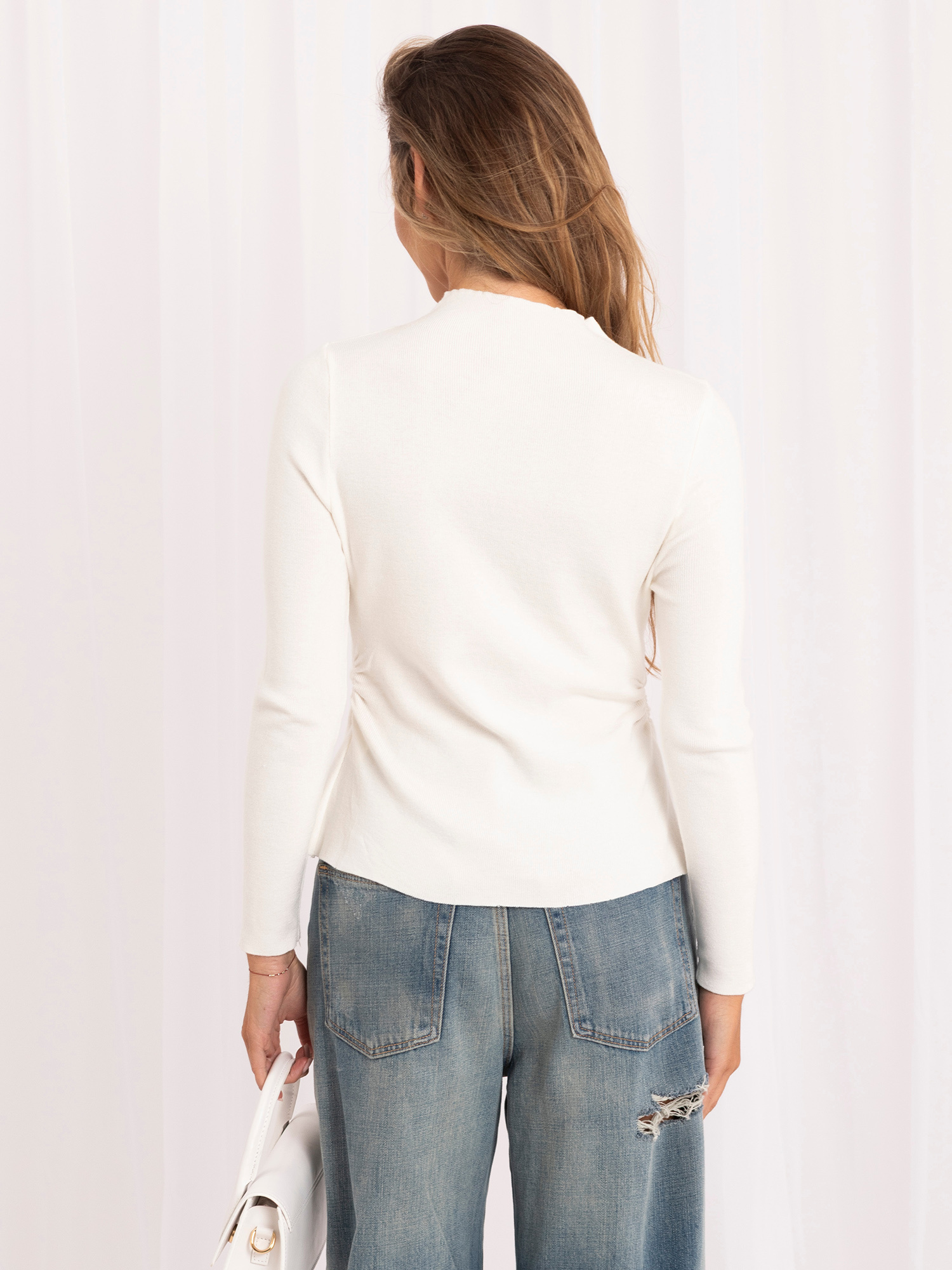 Ecru elegancki sweter z drapowaniem
