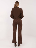 Brązowe spodnie z lekko rozszerzaną nogawką