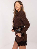 Brązowa marynarka z koronkowym wykończeniem