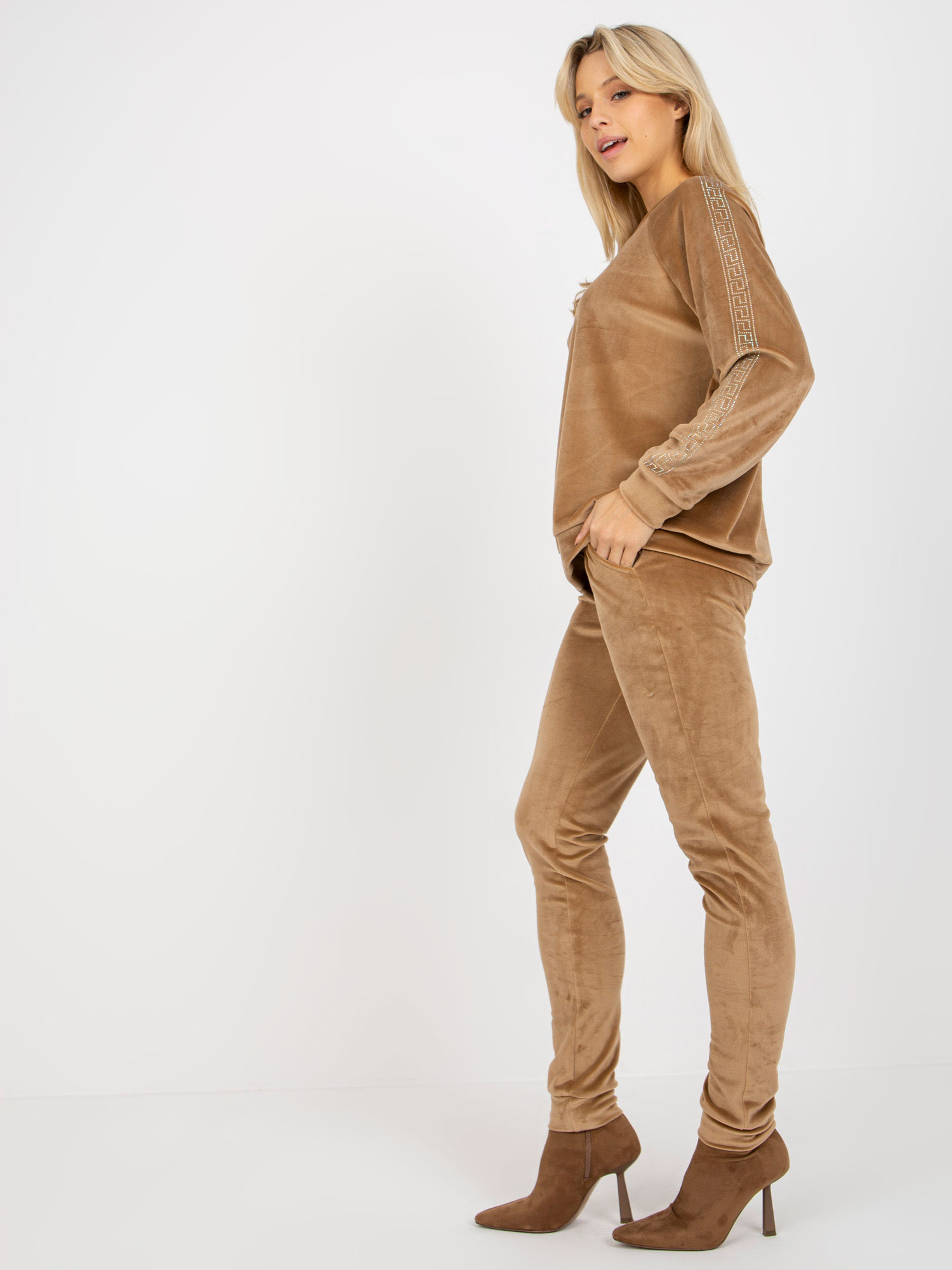 Großhandel Camel Komplett aus Velours mit Applikation aus Strass.