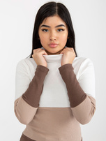 Hurtownia Ecru-brązowa bluzka basic z golfem w prążki 