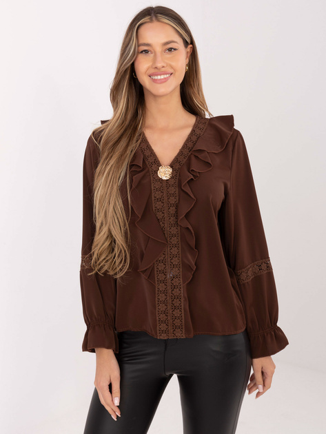 Brązowa wizytowa bluzka z ozdobną broszką