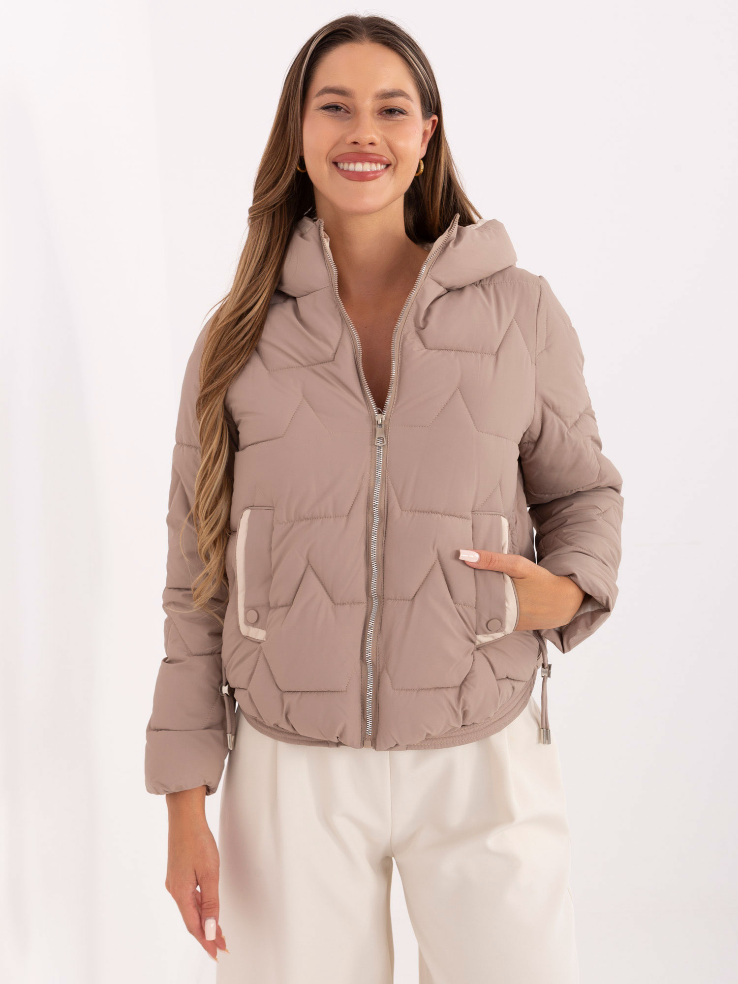 Dunkelbeige gesteppte Jacke mit Taschen.
