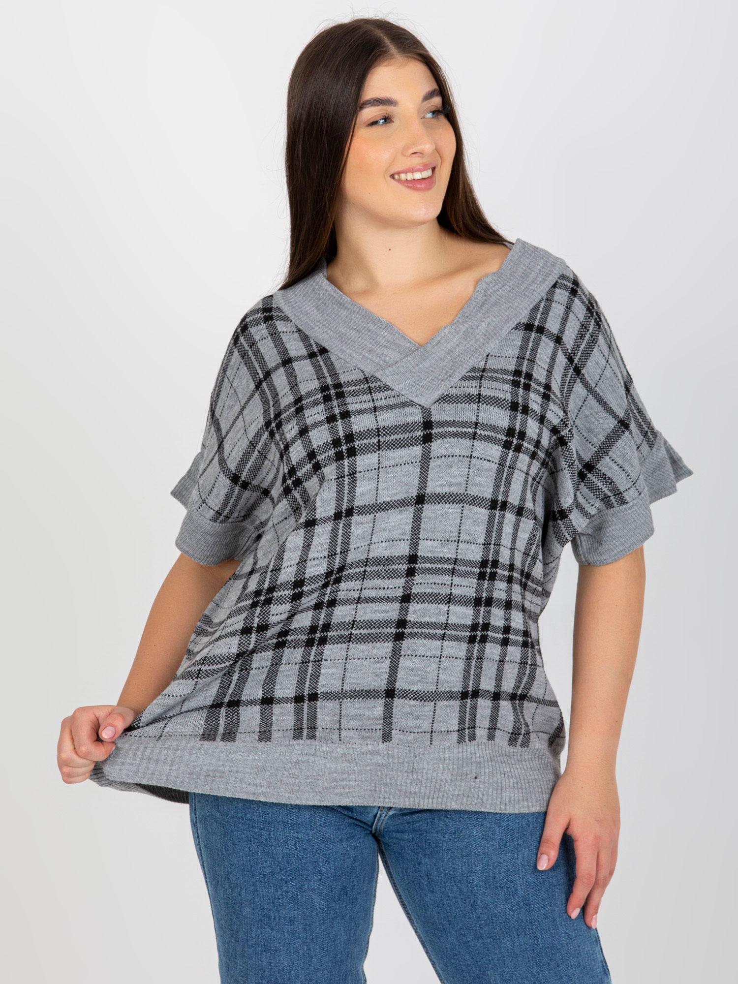 Didmeninė pilka mezgininė liemenė plus size su V formos iškirpte.