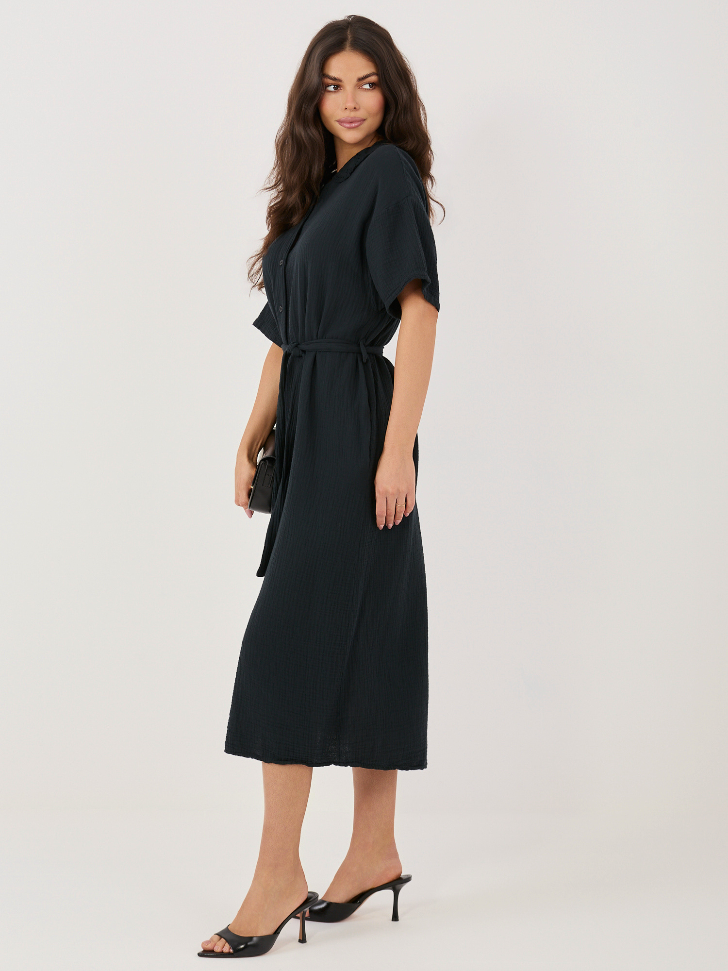 Schwarzes Hemdkleid aus Musselin.
